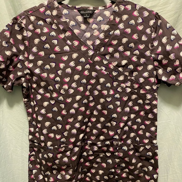 Tops - Heart print Zoe +chloe scrub top. Size Medium